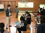 芸術家バンクに登録した音楽家による小学校の特別授業（鳥取市提供）