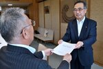 亀井副知事（手前）に要望書を手渡す深沢市長＝２６日、鳥取県庁