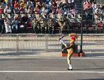 　脚を高く上げて行進するインド軍の兵士＝２０２５年３月、インド・アタリ（共同）