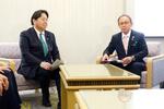 　会談する林官房長官（左）と玉城デニー沖縄県知事＝１６日午後、沖縄県宜野湾市