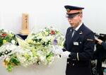 　地下鉄サリン事件から３０年となり、東京メトロ霞ケ関駅の献花台に花を手向けた林隆弥駅務管区長＝２０日午前、東京都千代田区