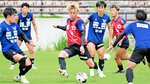 前線で果敢にシュートを放つ高尾（中央）＝オールガイナーレＹＡＪＩＮスタジアム