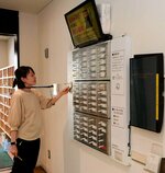 智頭石油が独自開発した公用車の管理システム。利用予約と鍵保管、アルコール検知の機能を一体化している＝１３日、鳥取市役所