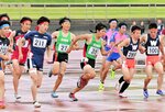 男子４００㍍リレーで倉吉総産のアンカー北原（３５）が混戦を抜け出して優勝を果たす＝ヤマタスポーツパーク陸上競技場