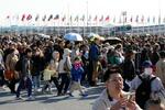 　大阪・関西万博の開場を待つ人たち＝１４日午前、大阪市此花区の夢洲