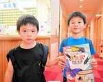 昆虫展を楽しんだ後、龍鳳閣を訪れた子どもたち＝３０日、湯梨浜町のゆアシス東郷龍鳳閣