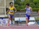 男子１００㍍決勝でゴールする鈴木涼太（左）と２位の多田修平＝ヤマタスポーツパーク陸上競技場