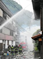 白煙が立ちこめる現場＝８日午後４時１５分、鳥取県江府町江尾