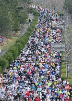 一斉にスタートして道路を埋め尽くす走者＝１７日、鳥取市浜坂