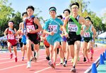 一斉にスタートを切る男子１区のランナー＝どらドラパーク米子周回コース