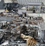 　大規模山林火災で被害を受けた岩手県大船渡市三陸町綾里＝２６日午前