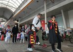 お気に入りの仮装で商店街を歩く参加者＝２８日、米子市角盤町１丁目