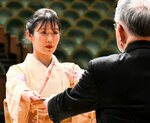 修了証書を受け取る学生＝１８日、倉吉市のエースパック未来中心