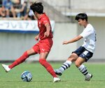 米子北高―神村学園高　米子北高は後半、熊谷（右）がゴールを狙う＝どらドラパーク米子球技場