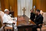 　１８日、バチカンでローマ教皇レオ１４世（左）と面会するウクライナのゼレンスキー大統領（右）と妻オレナさん（ロイター＝共同）