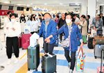 米子―ソウル間で運航されたインバウンド連続チャーター便の利用客。定期便の運航で増加する韓国人客の対応が課題となる＝４月９日、境港市の米子鬼太郎空港