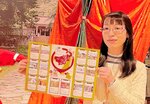 完成したパンフレットを手にする鳥取市の担当者