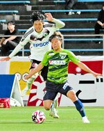 鳥取－松本　鳥取は後半、小沢（中央）が相手をかわしつつ左サイドから攻め込む＝Ａｘｉｓバードスタジアム