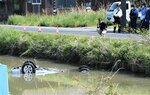 塩見川に転落した車＝１４日、福部町細川