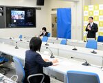訓練で県対策本部を立ち上げ、医療提供体制などを確認する平井知事ら＝９日、鳥取県庁
