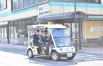 グリーンスローモビリティの１回目の実証実験の様子＝２０２３年１１月２日、若桜町の若桜駅