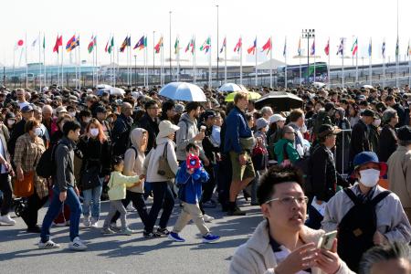 　大阪・関西万博の開場を待つ人たち＝１４日午前、大阪市此花区の夢洲