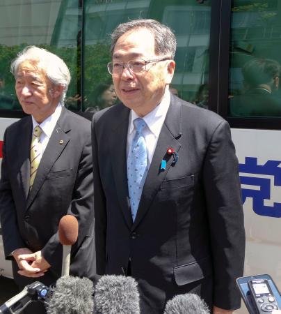 　福岡市で記者団の取材に答える公明党の斉藤代表（右）＝２９日午後