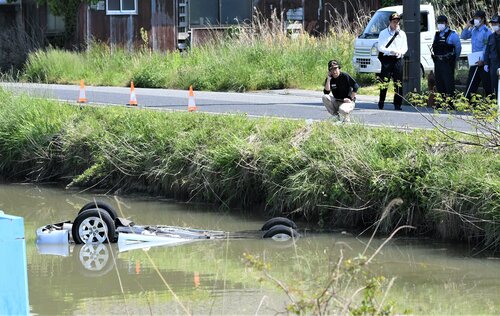 塩見川に転落した車＝１４日、福部町細川