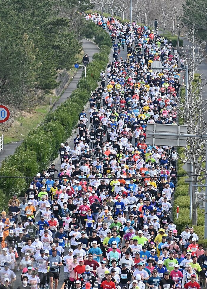 一斉にスタートして道路を埋め尽くす走者＝１７日、鳥取市浜坂
