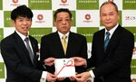松本理事長（中央）に目録を手渡す広瀬代表取締役（右）と山田支店長