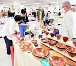 鳥取県内各地の手仕事作品が並ぶ会場＝２２日、米子市角盤町１丁目のＪＵ米子高島屋