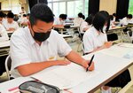 「シン・温泉検定」に真剣な面持ちで取り組む生徒たち＝１８日、新温泉町細田の夢が丘中