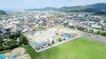 建設が進む県立美術館。手前には史跡大御堂廃寺跡の芝生が広がる＝１２日、倉吉市駄経寺町２丁目