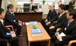 設置許可申請を県に提出するセンター関係者ら（右側）＝５月、鳥取県庁