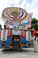 ＪＲ鳥取駅前にお目見えしたしゃんしゃん大傘＝２６日、ＪＲ鳥取駅前の風紋広場