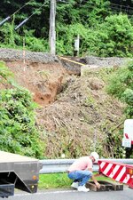 線路に敷かれた砂利が崩落した現場＝１４日午後１時５０分、鳥取市白兎のＪＲ山陰本線宝木―末恒間