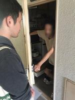 　居住支援事業を利用する仲間を見守るため、戸別訪問する「ピアサポーター」（手前）＝２０２４年１１月、鹿児島市（やどかりプラス提供、画像の一部にモザイクをかけています）