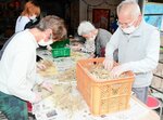 ラッキョウの根切り作業に精を出す利用者＝４日、新温泉町湯のもみじデイサービスセンター
