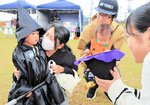 イベントのスタッフ（右端）にお菓子を催促する仮装した子ども＝２９日、新温泉町栃谷の道の駅山陰海岸ジオパーク浜坂の郷