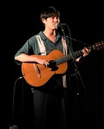 聴衆を前に弾き語りを披露する折坂さん＝６日、鳥取市佐治町加瀬木のプラザ佐治