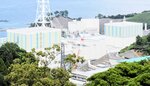 中国電力が８月の再稼働を目指す島根原発２号機建屋（手前左）＝松江市鹿島町