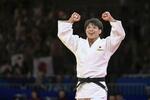　パリ五輪柔道男子６６キロ級決勝でブラジル選手に勝利し、五輪２連覇を果たした阿部一二三＝２８日、パリ（共同）