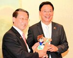 記念品を交換する平井知事（左）とヒエウ大使＝１３日、鳥取市永楽温泉町の観水庭こぜにや