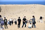 大型連休後半に入り、にぎわう鳥取市の鳥取砂丘＝３日午前
