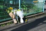 　事件現場に手向けられた花＝２８日午前８時３８分、川崎市多摩区