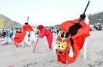 大勢の見物客の前で披露された麒麟獅子舞＝１６日、新温泉町の浜坂県民サンビーチ