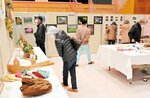 住民の力作が並ぶ会場＝１８日、新温泉町桐岡の照来小体育館