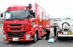 駐車場で消防車両に給油する智頭石油の従業員＝４日、鳥取市布勢のヤマタスポーツパーク駐車場