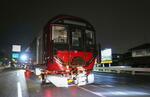 　大型トレーラーに載せられ、市街地を通る近鉄の新型車両＝３１日未明、大阪府八尾市