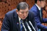 　参院予算委の集中審議で、商品券配布問題について答弁する石破首相＝２１日午後